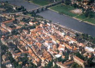 Pirna. Schloß Sonnenstein und Altstadt gegen Eisenbahn- und Straßenbrücke über die Elbe. Luftbild-Schrägaufnahme von Südost