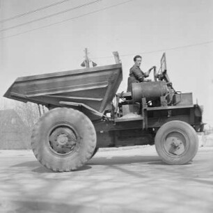 Bau des Gaskombinates Schwarze Pumpe. Dumper bei der Arbeit. : Twar płunokombinata Čorna Pumpa. Dumper při dźěle.