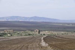 Volubilis - ausgegrabene römische Provinzhauptstadt : Die ausgegrabene Hauptstadt der einstigen römischen Provinz Mauretania Tingitana liegt in einer Hochebene am Fuße des Djebel Zerhaun. Aufgenommen in Volubilis am 30. Oktober 2010