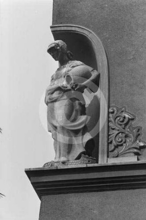 Nischenfigur "Bürgersfrau" an der Fassade eines Gleiwitzer Bürgerhauses
