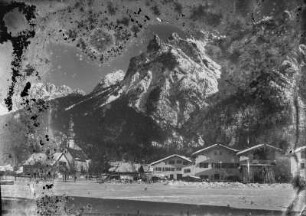 Mittenwald, Ortsansicht : Mittenwald. Ortsteilansicht mit Friedhofskirche St. Nikolaus. Blick gegen das Karwendelgebirge