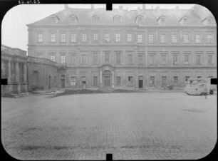 Weißenfels. Schloß Neu-Augustusburg (Baubeginn 1661; J. M. Richter). Südflügel über den Schloßhof von Norden
