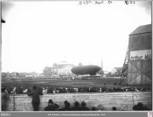 Internationale Luftschiffahrt-Ausstellung (ILA): Luftschiff Rutenberg vor den Luftschiffhalle (angeschnitten), im Hintergrund Festhalle