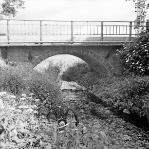 Norderbeste: Brücke der Bundesstraße B 75: vorn Böschung mit Sträuchern