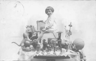 Genja Huebner, geb. Berger, mit Geschenken zum fünften Geburtstag