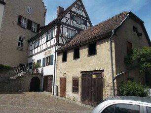 Stadtbild-Schloß-Ansicht im Nordwesten mit Fachwerkgebäude (Riegelbauweise-18 Jh) sowie Scheune (19 Jh) über Innenhof