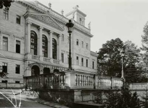 Albrechtschlösser. Dresden-Loschwitz, Bautzner Straße 130. Schloß Albrechtsberg (1850-1854; A. H. Lohse). Teilansicht der Haupteingangsseite
