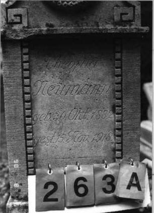 Grabstein 263 (Index: 99618376) Maße HxBxT: 134x45x22 cm Symbolik: Kranz, Verzierungen: Grabstein 263A