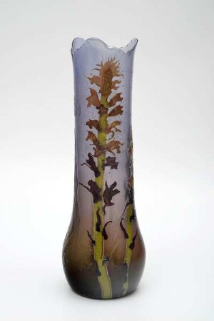 Stangenvase mit Schuppenwurz und einem Vers von Victor Hugo