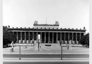 Blick von Unter den Linden auf den Lustgarten und das Alte Museum