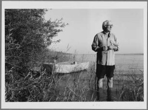 Martin Walser im Uferbereich des Bodensees im Wasser stehend, Überlingen