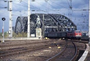 Köln Hohenzollernbrücke Lok 215 038