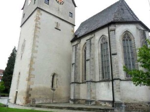 Kirche von Südosten mit Kirchturm (romanisch mit Schlitzfenstern) sowie gotischem Hochchor (mit Strebepfeilern und Maßwerkfenstern)