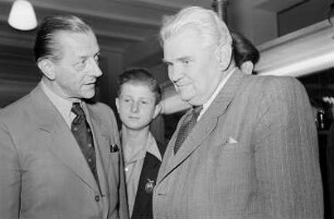 Leipziger Herbstmesse 1951 : Messebesucher in einem Gespräch