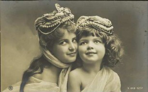 [Zwei Mädchen mit Kopfbedeckungen]