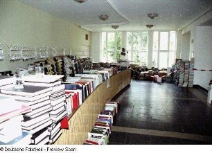 Sächsische Landesbibliothek - Staats- und Universitätsbibliothek Dresden, Zweigbibliothek Medizin. An der Garderobe gestapelte Bücher