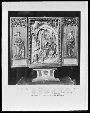Hausaltärchen mit Reliefs —