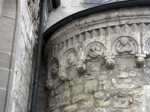 Nordconche im Südosten-Figurenreliefs und Kopfkonsolen in Übersicht
