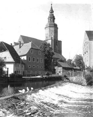 Döbeln. Stadtkirche Sankt Nikolai (1333 begonnen, 1479 Umbau, 1885 verändert). Ansicht über die Mulde mit Wehr der Obermühle von Nordosten