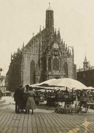 Frauenkirche mit Marktständen, Nürnberg, : Nürnberg. Frauenkirche (1355/1361, 1879/1881 erneuert). Ansicht mit Marktständen