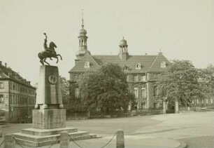 Saarbrücken, Schloßplatz, Blick zum ehemaligen königlichen Landgericht mit Ulanendenkmal.
