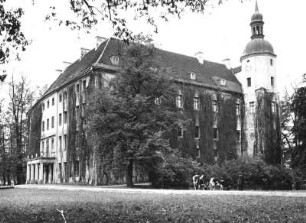 Baruth (Kreis Bautzen). Schloss (1500 begonnen/17. Jahrhundert). Ansicht von Südosten
