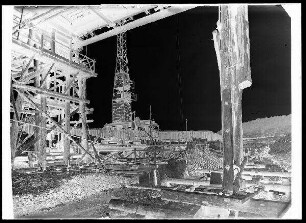 Staustufe Limbach. Durchblick durch die Arbeitsbrücke vom Unterwasser in die Baugrube "L". Standpunkt: Trennpfeilersporn. Schweinfurter Pegel = 29 cm.