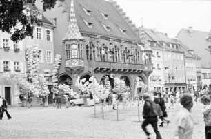 Freiburg: Münsterplatz, aufgebaute Luftballone vor dem Kaufhaus