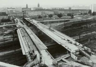 Dresden. Blick vom Studentenhochhaus Zwickauer Straße über die Brücken über die Gleisanlagen westlich des Hauptbahnhofes auf den Verkehrszug "Kleine Plauensche Gasse" : Dresden, Brücken über Gleisanlagen