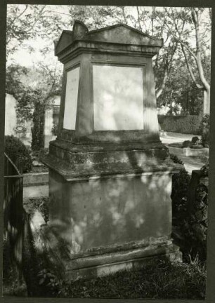 Friedhof. Grabstein der Fam. Theodor Blaufus, 1856