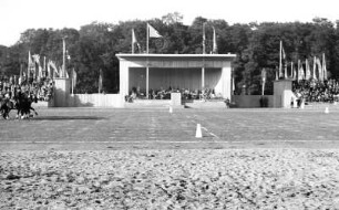 Reitturnier auf der Reichsnährstandausstellung 1939 : Ein Reitturnier auf dem Großen Ring im Rahmen der 5. Reichsnährstand-Ausstellung 1939 in Leipzig.