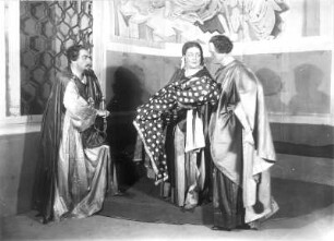 Ein Wintermärchen. Schauspiel in vier Akten von William Shakespeare. Staatsschauspiel Dresden, Neueinstudierung 25.08.1932 mit Musik von A. Chitz. Mit Willi Kleinoschegg als Leontes, König von Sizilien, Grethe Volckmar als dessen Gemahlin Hermione, Peter von Stein als Mamillius und Lotte Meyer als Perdita, ihre Kinder, Paul Paulsen als Antigonus, Walter Liedtke als Cleomenes und Wolfgang Nufer als Dion, vornehme Sizilianer, Stella David als Antigonus' Gemahlin Paulina, Tom Farecht als 1. Edelmann, Carla Hacker als Hofdame, Siegfried Lewinsky als Gerichtsbeamter, Alexis Posse als Polyxenes, König von Böhmen, Felix Steinböck als dessen Sohn Florizel, Rudolf Schröder als alter Schäfer, Martin Hellberg als dessen Sohn, Luis Rainer als Spitzbube Autolycus, Lotte Gruner als Mopsa und Ursula Neumann als Dorcas, zwei Schäferinnen u. a. Regie: G. Kiesau, Bühnenbild: A. Mahnke, Tänze: E. von Cleve-Petz. Fotografien (Negativabzug auf Papier) von Ursula Richter : Willi Kleinoschegg als Leontes, König von Sizilien, Stella David als Antigonus' Gemahlin Paulina und Paul Paulsen als Antigonus