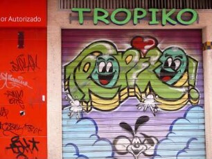 geschlossenes Geschäft in der Altstadt, mit Grafitti verziert