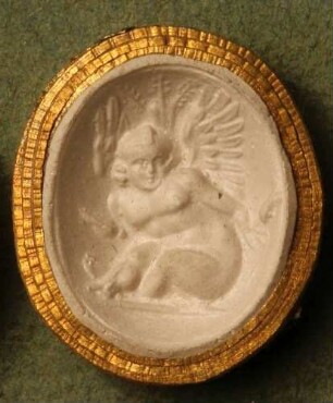 Sitzender Cupido mit auf den Rücken gebundenen Händen (Daktyliothek, Erstes Mythologisches Tausend)