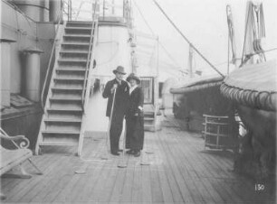 Kreuzfahrten der Hamburg-Amerika Linie, um 1911/1913. Herr und Dame beim Shuffleboardspiel auf einem Seitendeck eines Hochseepassagierdampfers mit Rettungsbooten