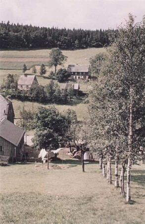 Blick auf eine Ortschaft im Erzgebirge
