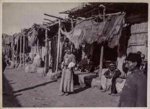 Markt in Mossul : Verkaufsstände mit Händlern in Mossul.
