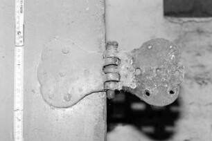 Am Mühlenteich 3: ehemalige Wassermühle: Detailaufnahme: Türbeschlag Scharnier aus Eisen, Zollstock zum Größenvergleich