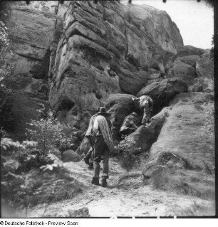 Sächsische Schweiz, Schrammsteine. Nachgestellte 1. Besteigung des Falkensteins durch Schandauer Turner am 06.03.1864. Einstieg zum Turnerweg