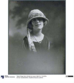 Peggy Vens mit Hut von Levois