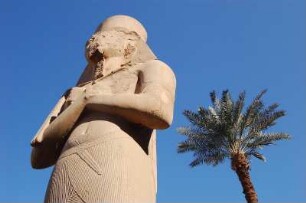 Luxor - Im Karnak Tempel : Von Pharao Ramses II. errichtetet Kolossalstatue vor dem zweiten Pylonen im Amun-Tempel von Karnak, Luxor, 2006