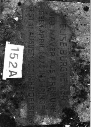 Grabstein 152 (Index: 100091474) Material: Granit Zustand: gut, Grabplatte verschoben Maße HxBxT: 200x80x40 cm Beschreibung: Grabplatte auf erhöhter Grabeinfassung: Grabstein 152A