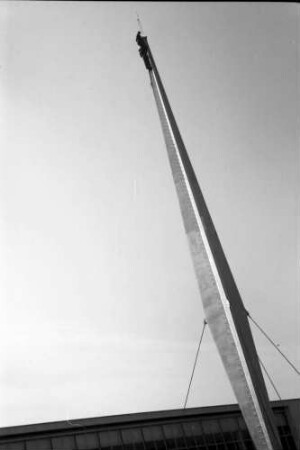 Brüssel: Montage auf dem Pylon