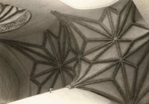 Stralsund, Marienstraße 16. St.-Marien-Kirche. Innenaufnahme, Westseite. 1. Joch des südlichen Seitenschiffes. Rippengewölbe (15. Jh.)