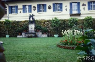 Berlin, Schloss Glienicke, Gartenhof mit der "Ildefonsogruppe" vor dem Kavaliersflügel.