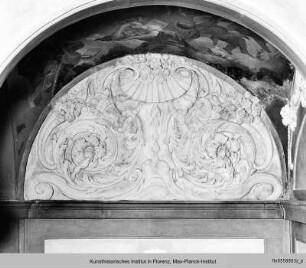 Stuckdekoration im Palazzo Orlandini del Beccuto mit Wappen-Relief