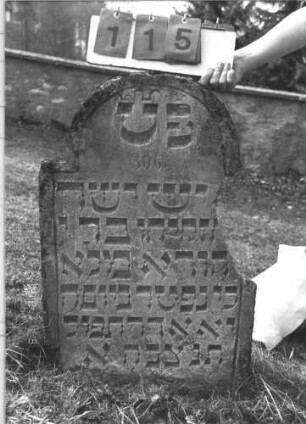 Grabstein 115 (Index: 100008933) Zustand: rechts oben Stück abgebrochen Maße HxBxT: 83x56x9 cm: Grabstein 115