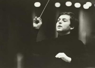 Der Dirigent Johannes Winkler während der Probe mit der Dresdner Philharmonie