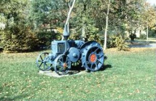 Lanz Bulldog in der Wiese an der landtechnik Weihenstephan