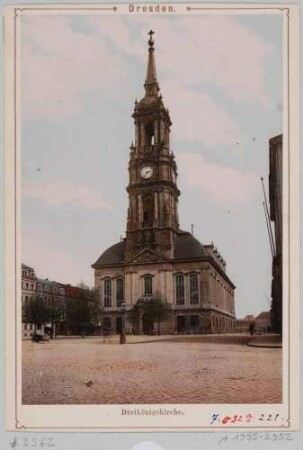 Die Dreikönigskirche in Dresden-Neustadt von der Königstraße